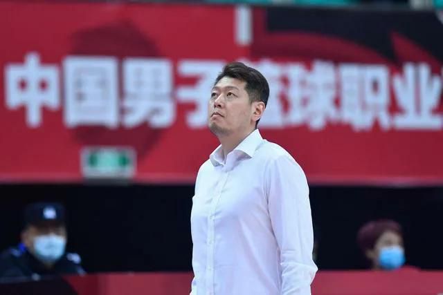 脱了她裙子摸进她的内裤亲吻